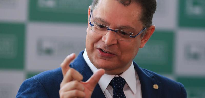 Aleluia! Sóstenes acordou com a PF na porta