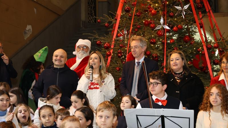 Â«Giocattolo SospesoÂ» al Municipio: consegnati i doni ai bimbi. Gli auguri del sindaco Manfredi alla cittÃ 