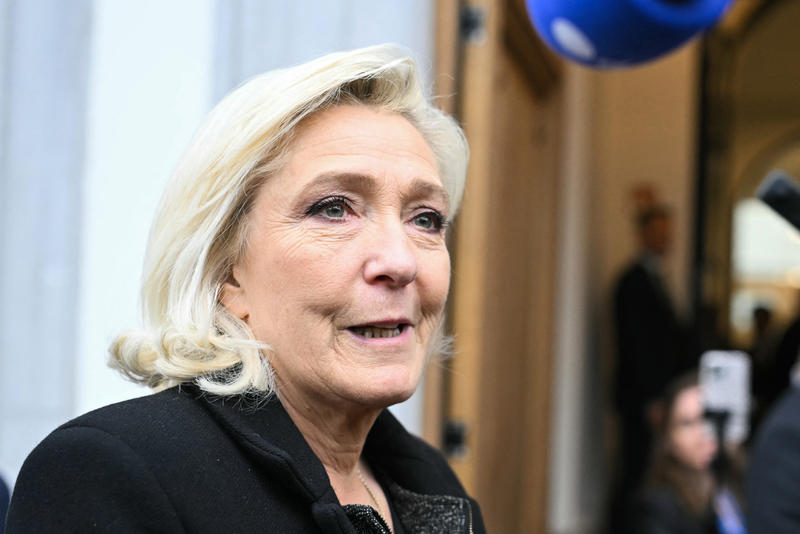 Damien Thomas : Damien Thomas :