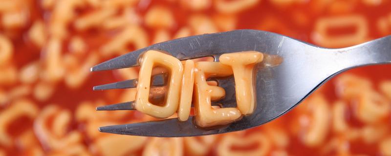 Tutte le fake news sul cibo, dalle diete miracolose al sushi “healthy”