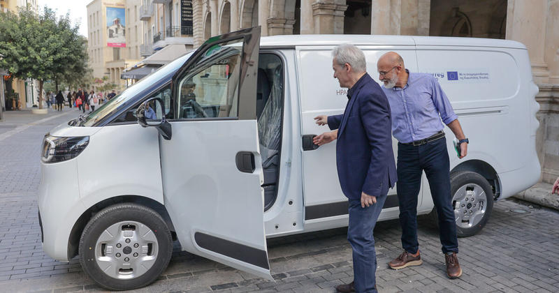 Ο Δήμος Ηρακλείου παρέλαβε το νέο ηλεκτρικό βαν διανομής προϊόντων που θα διατεθεί στους εμπόρους της Κεντρικής Αγοράς