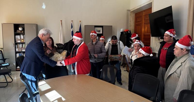 Ευχές και κάλαντα στο Δήμαρχο Ηρακλείου από τα μέλη του Κέντρου Ειδικών Παιδιών «Άγιος Σπυρίδων»