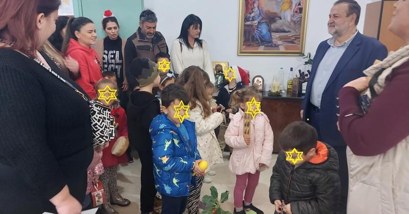 Μέρα χαράς και ευχών για τον δήμαρχο Μινώα Πεδιάδας: Μικροί μαθητές έψαλαν τα κάλαντα