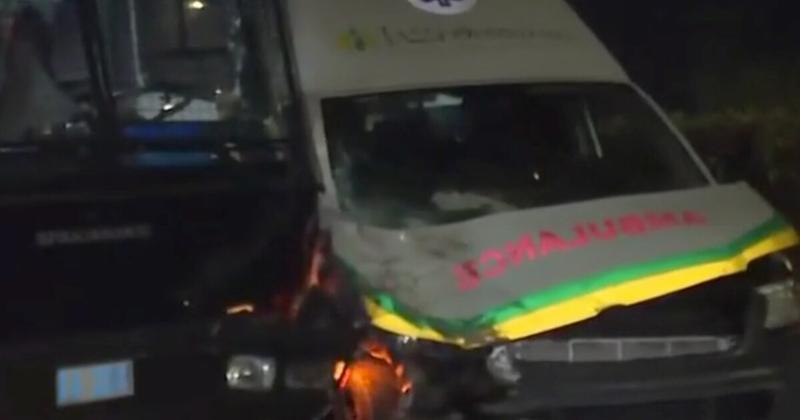 Λάρισα: Ιδιωτικό ασθενοφόρο έπεσε πάνω σε κλούβα της Αστυνομίας