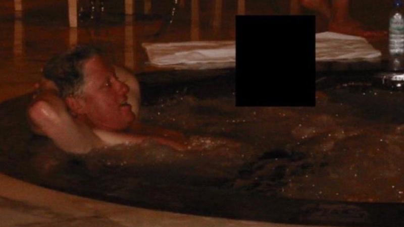 C'è anche Bill Clinton in vasca con una ragazza nelle foto di Epstein, fiume di file pubblicati dal governo Usa. Ma tantissimi sono oscurati