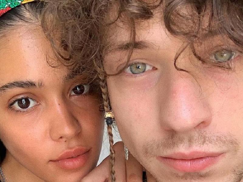 Il colpo di fulmine a Parigi, la convivenza, Sanremo: la storia d'amore tra Irama e Victoria Stella Doritou