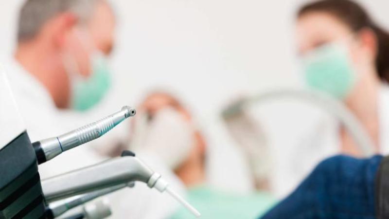 Denti estratti a un bimbo di 4 anni, odontoiatra condannata: “Non doveva farlo”