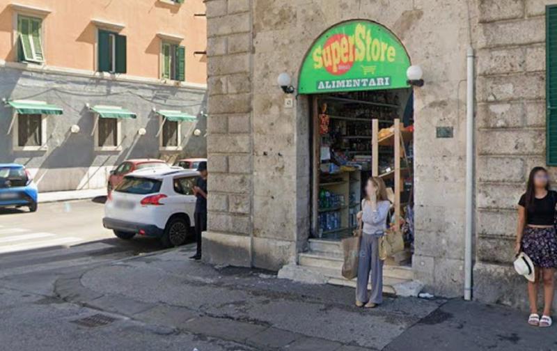 Livorno, rapina al minimarket: ruba liquori e profumi poi minaccia la commessa
