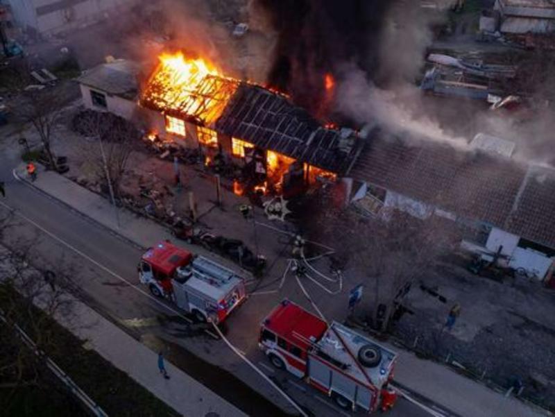 Тегне ли прокоба над бизнесмен от Царево? След като потопът отнесе касата му, вчера голям пожар унищожи автосервиза му