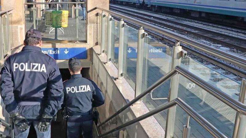 Livorno, derubato un malato di Parkinson in stazione: il ladro fugge lasciandolo a terra