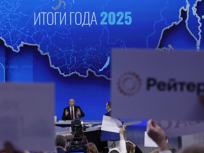 Dalla Nato a Trump, lo show di Putin. Che poi confessa: «Sono innamorato»