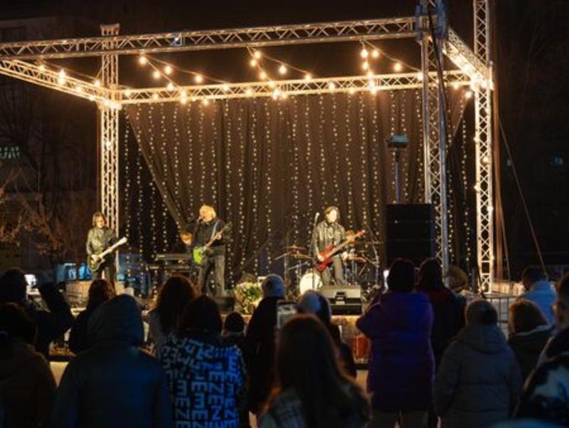 Коледната сцена в Царево обедини поколенията с танци, традиции и рок легенди