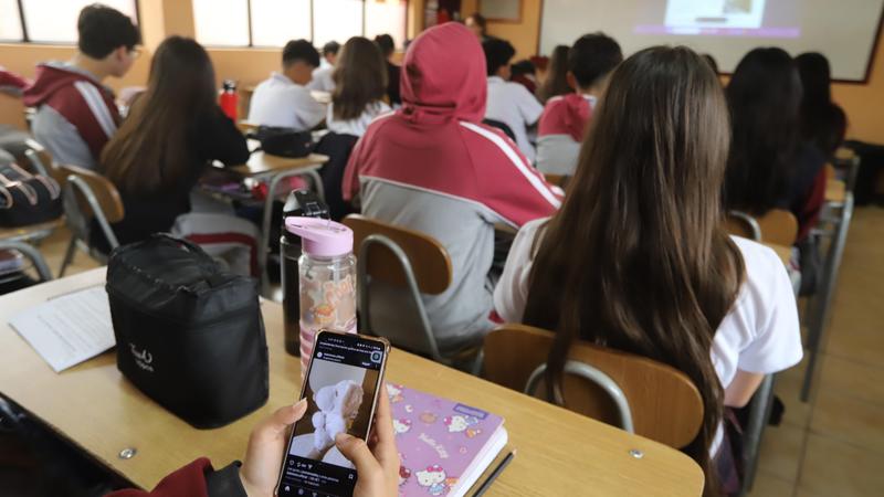 Confiscar dispositivos, ceder la educación: el costo oculto de prohibir celulares en escuelas
