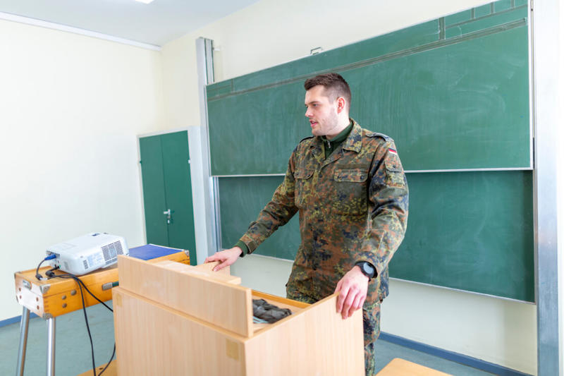 Zwangsarbeit für Kritik an Bundeswehr: Schüler wegen Meme verurteilt