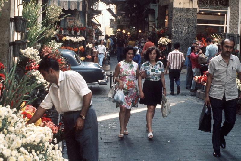 Dans un roman très personnel, Charif Majdalani, ancien chroniqueur hebdomadaire pour La Croix de septembre 2021 à juillet 2024, raconte son enfance au Liban, avant que le pays du Cèdre ne s’enflamme dans une guerre fratricide. Dans un roman très personnel, Charif Majdalani, ancien chroniqueur hebdomadaire pour La Croix de septembre 2021 à juillet 2024, raconte son enfance au Liban, avant que le pays du Cèdre ne s’enflamme dans une guerre fratricide.