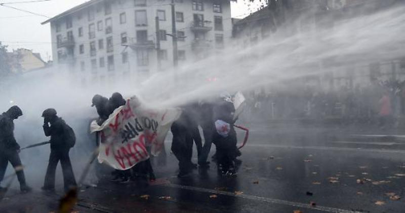 Migliaia di persone hanno tentato l'assalto al centro sociale sgomberato qualche giorno fa