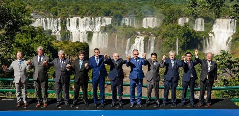 Lula exibe cataratas na Cúpula do Mercosul, e Milei fica imóvel