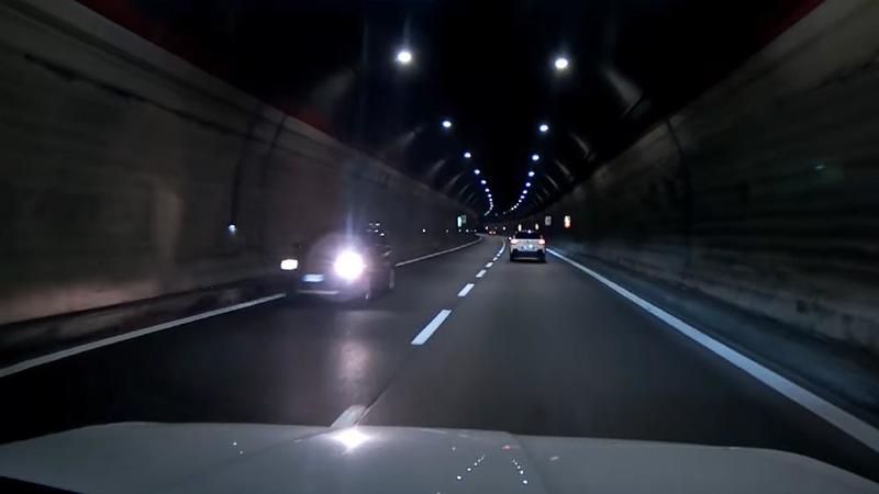 Lecco, automobilista in contromano in galleria sulla statale 36. Il tassista che l’ha immortalato: “Da gelare il sangue”