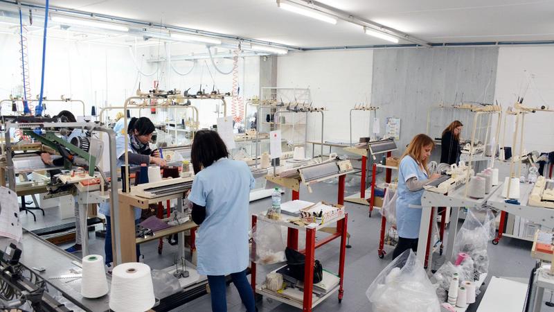 La macchina del lavoro a Lecco ha ingranato la marcia: nei primi sei mesi del 2025 ci sono stati più avviamenti che cessazioni