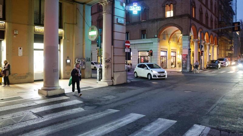 Preso a calci e pugni in centro a Bologna: “Nessun passante mi ha aiutato”