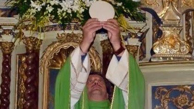 Sondalo, chiesa di San Francesco gremita per l’ultimo saluto a mamma e figlio, morti in casa a poche ore di distanza