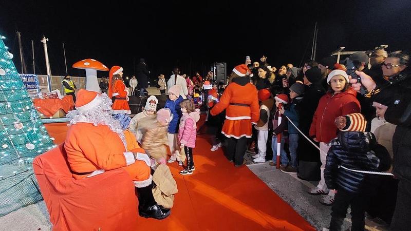 Emozioni in banchina. Babbo Natale arriva dal mare. Torna l’incanto in riviera