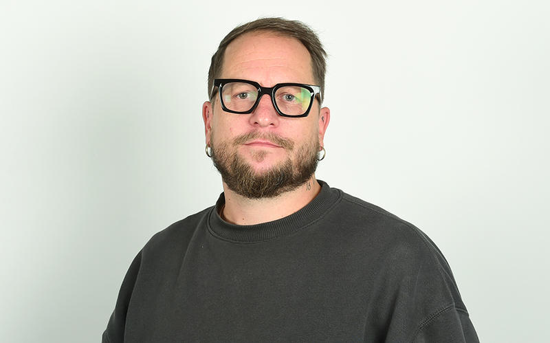 ”Seison arkun päässä ja sanat takertuvat kurkkuuni”