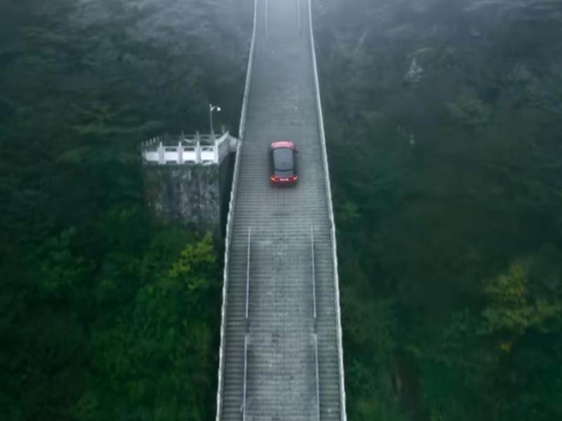 Arriva alla porta del Cielo in macchina: 