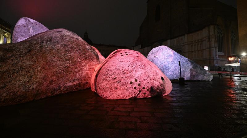 Megaliti in piazza Maggiore: oggi l’accensione con luci e melodie in continuo divenire