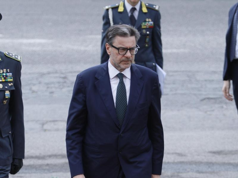 Giorgetti: «Non mi dimetto». E il ministro dell'Economia si stupisce per i no del suo partito: cosa è successo