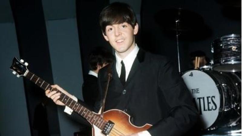 Quando Paul McCartney prese in mano un basso Höfner (che ora rischia il fallimento) e la musica del mondo cambiò in un istante