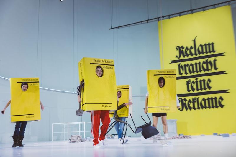 Was raschelt da im Blätterwald? Schillers „Räuber“ im Deutschen Theater