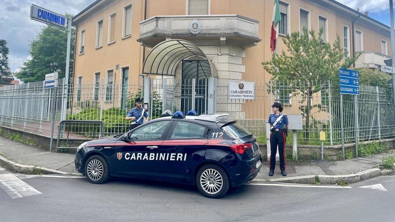 Bimbo lasciato solo in casa a Mariano Comense, denunciata la sorella 19enne. A terra biscotti e una bottiglietta d’acqua