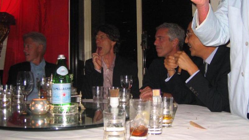 Bufera sui file Epstein, 15 foto del dossier scomparse dal sito del dipartimento di Giustizia. In una Trump circondato da donne in costume