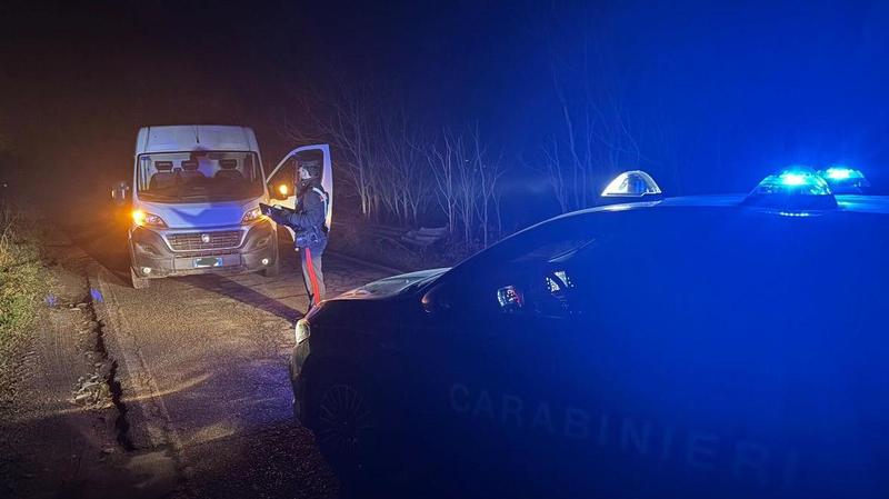 Miradolo Terme, ladri in fuga dai carabinieri: furgone lasciato in mezzo alla carreggiata