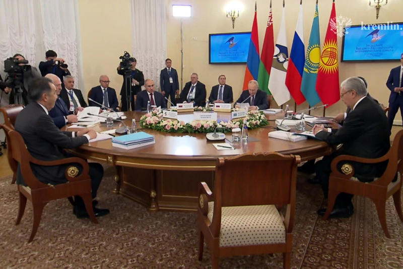 Лукашенко расстраивают темпы ЕАЭС: зато Путину нравятся публичные выступления Батьки