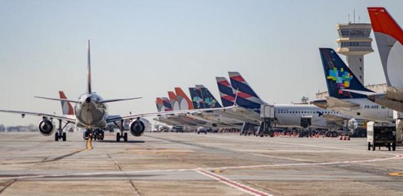 Latam quer pilotos de Embraer pagando R$ 160 mil: Azul e Gol serão afetadas