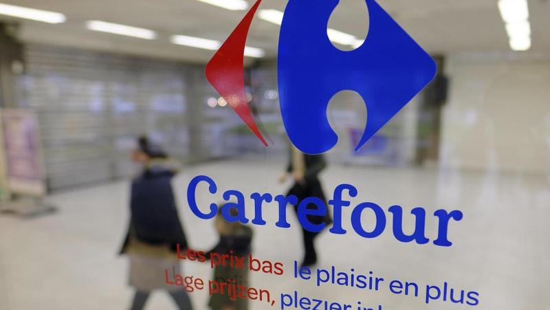 Cassiere Carrefour accoltellato dal rapinatore in centro a Milano: la bottigliata alla guardia, poi lo scontro e il sangue davanti ai clienti