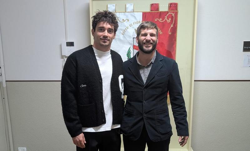 Charles Leclerc in municipio a Fiorano tra Ferrari, aceto balsamico e chiacchiere