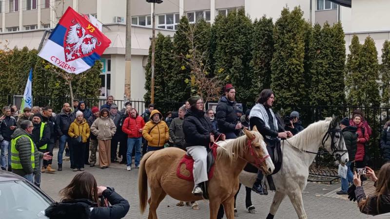Završen protest „Ili oni ili mi“ u Novom Pazaru: DUNP-ovi studenti i profesori simboli protiv nepravde, verbalno napadnut Fahrudin Kladničanin direktor Akademske inicijative Forum 10 (VIDEO, FOTO)