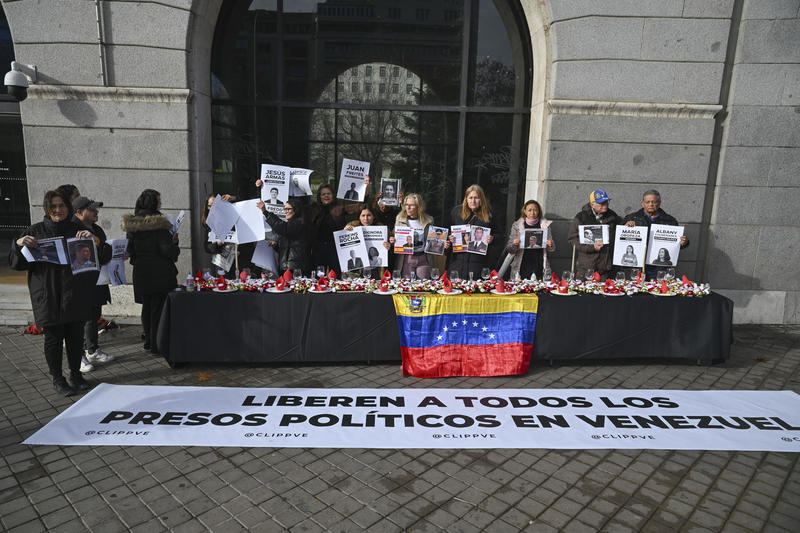 Venezolanos recrean una mesa de Navidad para mostrar el hueco vacío que dejan los presos