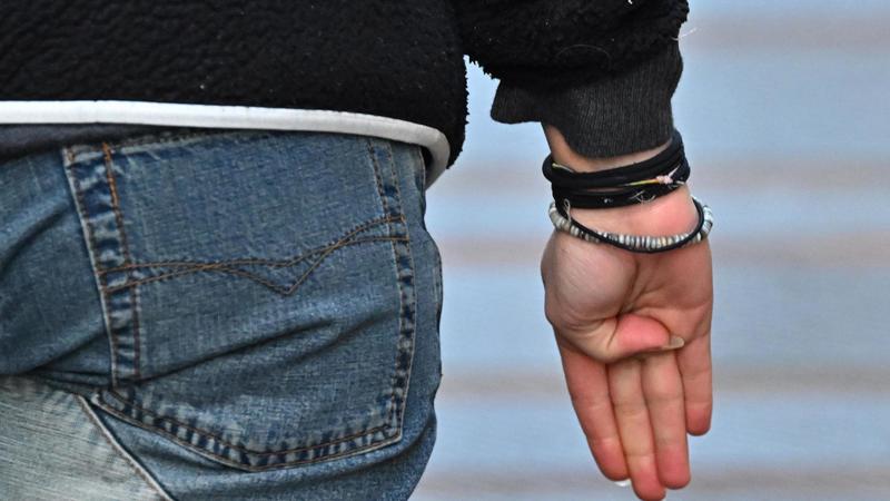 Segregata e abusata dall’amante, salva grazie al gesto antistupro con mano. Ecco come è il segnale