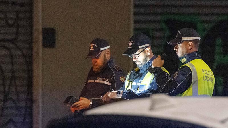 Ghisa insultati e picchiati sui Navigli: due arresti e un vigile con la spalla rotta