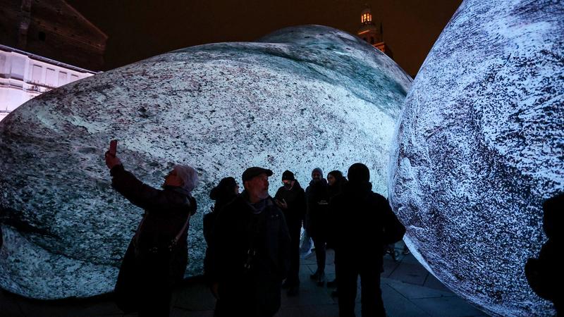 Una festa di Natale, i megaliti conquistano la città: “Si mescolano antico e moderno” /