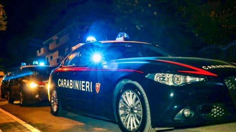 Ladri d'appartamento esplodono colpi d'armaÂ da fuoco per guadagnarsiÂ la fuga: due feriti lievi
