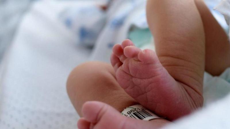 Partorisce in casa ma il bambino muore: tragedia a Lodi, la madre ricoverata sotto shock