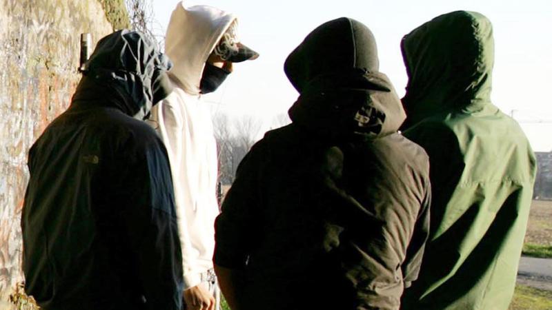 Milano, 15enne rapito da una baby gang in corso Buenos Aires: mezzo nudo, costretto a chiamare il padre per ricaricare la carta di credito