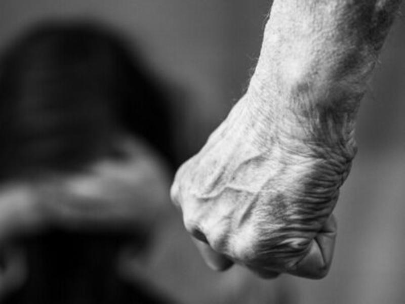 14-годишно момиче се обади в полицията за домашно насилие над майка ѝ