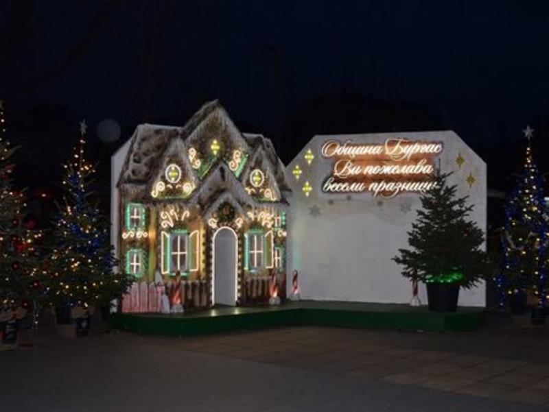 Днес и утре Дядо Коледа ще раздава подаръци на площад „Тройката“