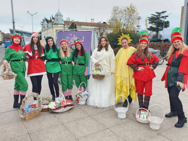 Снежанка и елфите на Дядо Коледа раздават коледни късметчета на пътниците в градския транспорт в Бургас